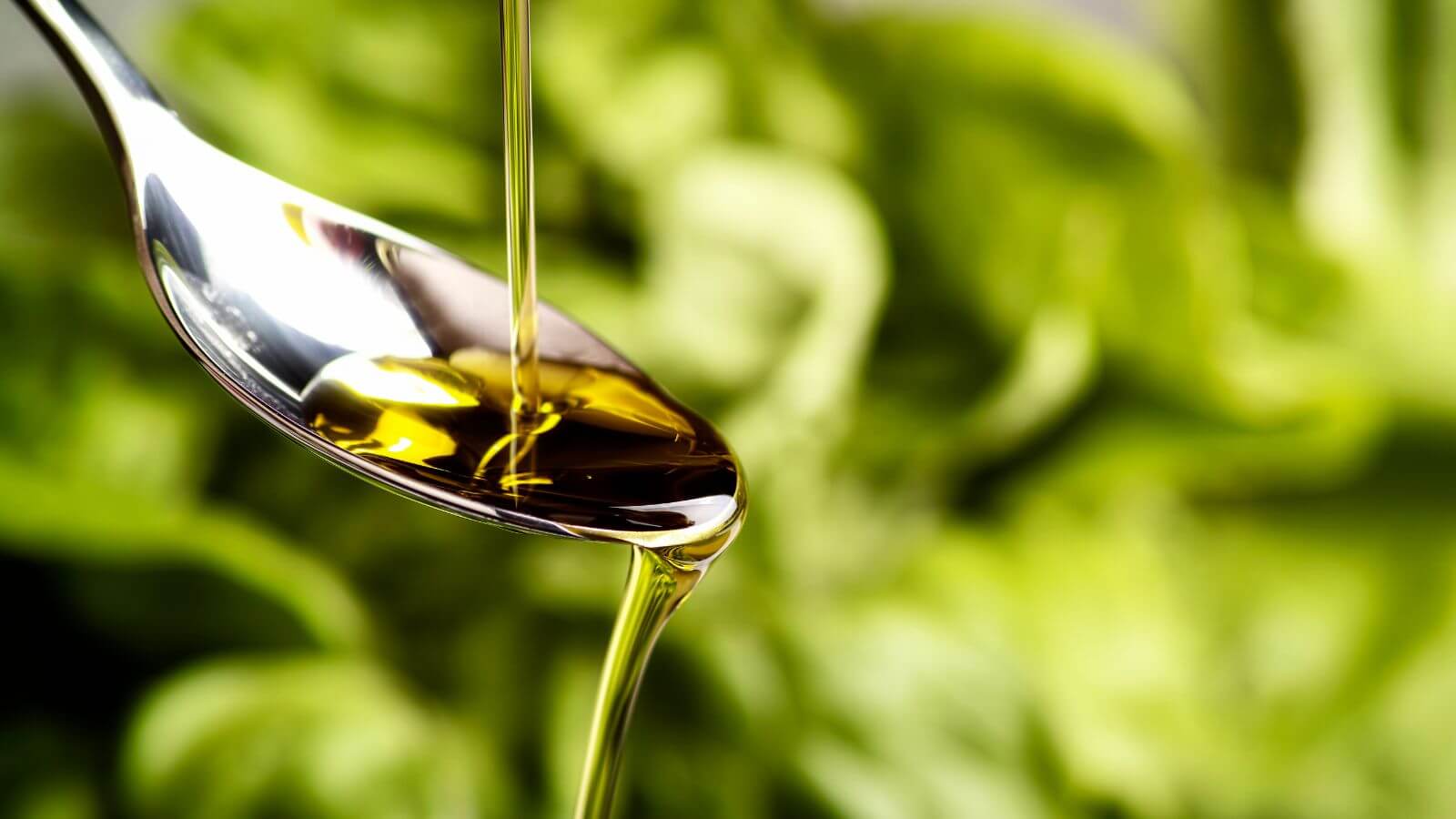 Come rimuovere i residui di colla delle etichette adesive con l'olio extravergine di oliva
