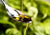 Come rimuovere i residui di colla delle etichette adesive con l'olio extravergine di oliva