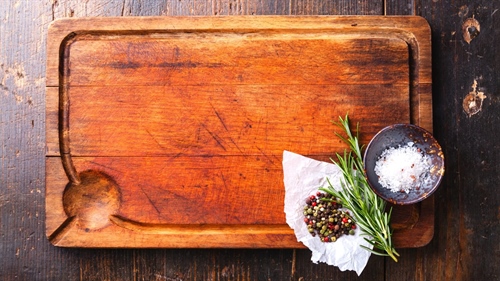 How to clean the wooden chopping board