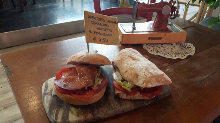 Salumificio Vegano Vegan Delicious montemurlo prato po toscana italia panino affettato vegano