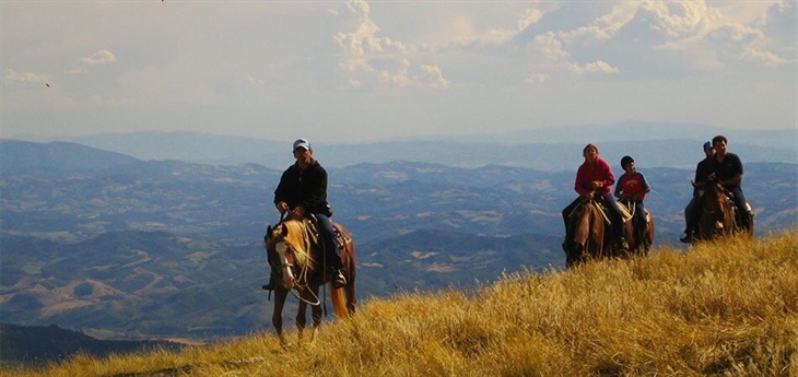 Centro Ippico La Badia Cantiano Pesaro Urbino PU Marche Italia Cavalli Paesaggio