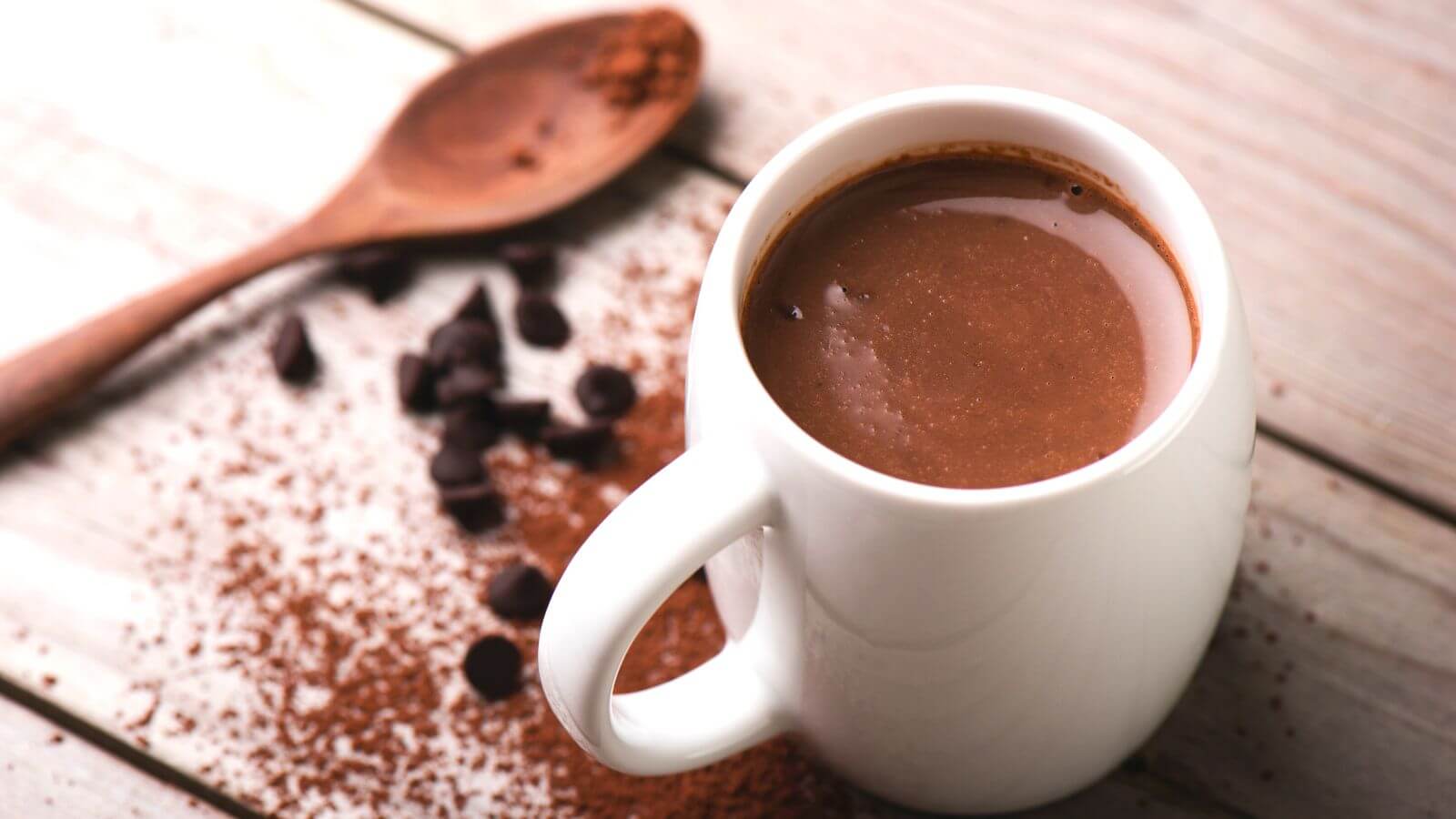 Tazza di cioccolata e polvere di cacao